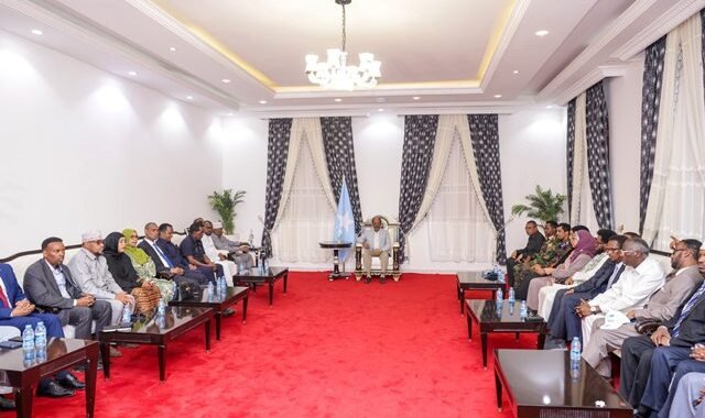 Wafdi uu hoggaaminayo madaxweyne Xasan Sheekh oo gaaray magaalada Baydhabo