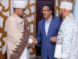 Farmaajo oo booqasho ku tagay hoyga uu Muqdisho ka deggan yahay Ugaas C/risaaq Ugaas C/laahi