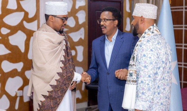 Farmaajo oo booqasho ku tagay hoyga uu Muqdisho ka deggan yahay Ugaas C/risaaq Ugaas C/laahi