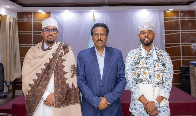 Farmaajo oo booqasho ku tagay hoyga uu Muqdisho ka deggan yahay Ugaas C/risaaq Ugaas C/laahi