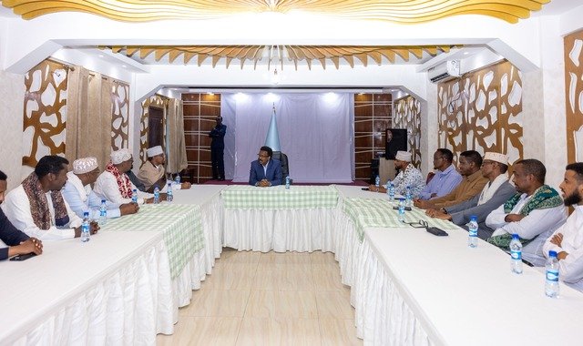 Farmaajo oo booqasho ku tagay hoyga uu Muqdisho ka deggan yahay Ugaas C/risaaq Ugaas C/laahi