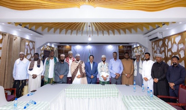 Farmaajo oo booqasho ku tagay hoyga uu Muqdisho ka deggan yahay Ugaas C/risaaq Ugaas C/laahi