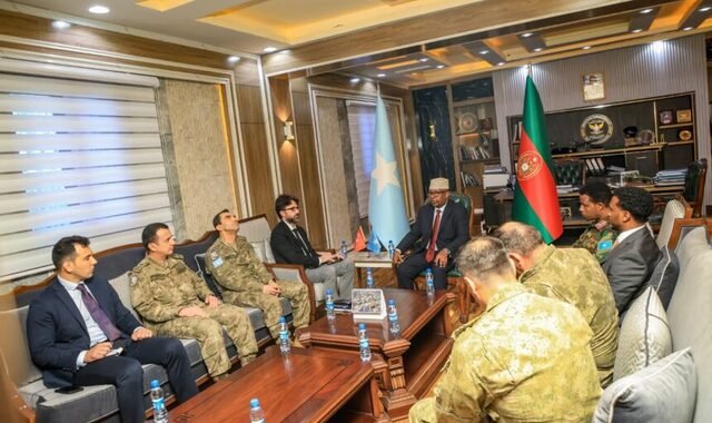 Wasiirka gaashaandhigga iyo safiirka Turkiga oo ka wada hadlay dhismaha awoodda difaaca