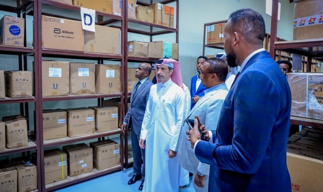 Guddoomiyaha gobolka Banaadir oo xarigga ka jaray xarun lagu keydiyo daawooyinka