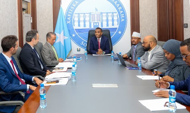 RW Xamse Cabsi Barre iyo safiirka Talyaaniga oo kulan ku yeeshay Muqdisho