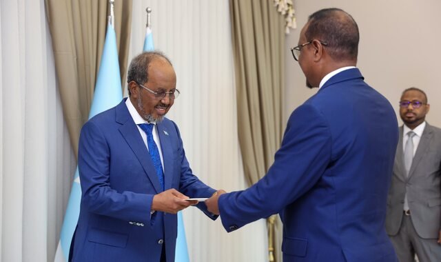 Madaxweyne Xasan Sheekh oo warqadaha danjirenimo ka guddoomay safiirka cusub ee Jabuuti