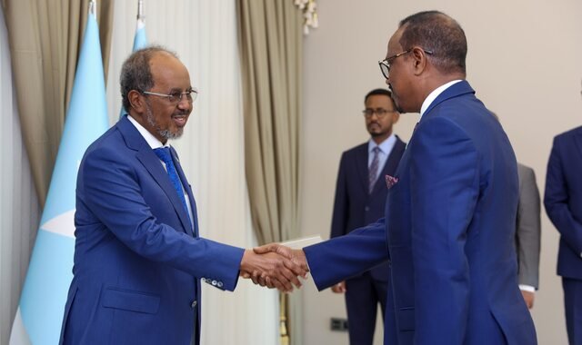 Madaxweyne Xasan Sheekh oo warqadaha danjirenimo ka guddoomay safiirka cusub ee Jabuuti