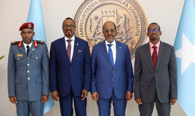 Madaxweyne Xasan Sheekh oo warqadaha danjirenimo ka guddoomay safiirka cusub ee Jabuuti