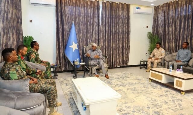 Sheekh Aadan Madoobe oo la kulmay saraakiisha ciidamada dowladda iyo kuwa amniga Koonfur Galbeed