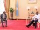 Madaxweyne Xasan Sheekh oo kulan gaar ah la yeeshay madaxweynaha Uganda Madaxweyne Xasan Sheekh ayaa markii uu gaaray magaalada Kampala waxa garoonka diyaaradaha ee Entebbe kusoo dhaweeyay ra'iisul wasaaraha Uganda Robinah Nabbanja iyo mas'uuliyiin kale oo ka tirsan dowladda Uganda. Madaxweyne Xasan Sheekh ayaa markaasi kadib kulan gaar ah la yeeshay dhiggiisa dalkaasi Uganda Yoweri Museveni, iyagoo ka wada hadlay xoojinta xiriirka taariikhiga ah iyo iskaashiga walaaltinimo ee ka dhaxeeya labada dal. Labada madaxweyne ayaa kulankooda diiradda ku saaray arrimaha amniga, la dagaallanka argagixisada, iyo sidii loo sii dardargelin lahaa iskaashiga istaraatiijiga ah ee Soomaaliya iyo Uganda, gaar ahaan dhinacyada difaaca, tababarrada ciidamada iyo taageerada howlgalada amniga ee gobolka. Sidoo kale, labada madaxweyne ayaa isla soo qaaday muhiimadda wada shaqeynta dalalka gobolka si loo xaqiijiyo nabad waarta, horumar dhaqaale iyo is dhexgal amni oo ka hanaqaada guud ahaan Geeska iyo Bariga Afrika. Madaxweyne Xasan Sheekh ayaa dowladda iyo shacabka Uganda uga mahadceliyay doorka muuqda ee ay ku leeyihiin taageerada nabadda iyo xasilloonida Soomaaliya, gaar ahaan ka qayb qaadashada howlgalada nabad ilaalinta iyo dadaallada dib u dhiska hay’adaha dowladda Soomaaliya. Madaxweynaha ayaa sidoo kale bogaadiyay xiriirka soo jireenka ah ee labada dal, isaga oo xusay in Soomaaliya ay ka go’an tahay sii xoojinta iskaashiga diblomaasiyadeed, amni iyo dhaqaale ee kala dhaxeeya Uganda. Safarkan madaxweyne Xasan Sheekh ayaa kusoo beegmaya xilli muddo ka yar 24 saac uu dalka dib ugu soo laabtay kadib markii uu dalka Jabuuti kaga soo qayb galay munaasabadda caleemo-saarka madaxweynaha dib loo doortay ee Jabuuti Ismaaciil Cumar Geelle. Si kastaba ha ahaatee, kulanka labada madaxweyne ayaa qeyb ka ah dadaallada lagu sii xoojinayo xiriirka diblomaasiyadeed iyo iskaashiga istaraatiijiga ah ee Soomaaliya iyo Uganda, xilli gobolka Geeska Afrika uu wajahayo caqabado dhinaca amniga iyo siyaasadda ah.