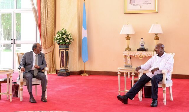 Madaxweyne Xasan Sheekh oo kulan gaar ah la yeeshay madaxweynaha Uganda Madaxweyne Xasan Sheekh ayaa markii uu gaaray magaalada Kampala waxa garoonka diyaaradaha ee Entebbe kusoo dhaweeyay ra'iisul wasaaraha Uganda Robinah Nabbanja iyo mas'uuliyiin kale oo ka tirsan dowladda Uganda. Madaxweyne Xasan Sheekh ayaa markaasi kadib kulan gaar ah la yeeshay dhiggiisa dalkaasi Uganda Yoweri Museveni, iyagoo ka wada hadlay xoojinta xiriirka taariikhiga ah iyo iskaashiga walaaltinimo ee ka dhaxeeya labada dal. Labada madaxweyne ayaa kulankooda diiradda ku saaray arrimaha amniga, la dagaallanka argagixisada, iyo sidii loo sii dardargelin lahaa iskaashiga istaraatiijiga ah ee Soomaaliya iyo Uganda, gaar ahaan dhinacyada difaaca, tababarrada ciidamada iyo taageerada howlgalada amniga ee gobolka. Sidoo kale, labada madaxweyne ayaa isla soo qaaday muhiimadda wada shaqeynta dalalka gobolka si loo xaqiijiyo nabad waarta, horumar dhaqaale iyo is dhexgal amni oo ka hanaqaada guud ahaan Geeska iyo Bariga Afrika. Madaxweyne Xasan Sheekh ayaa dowladda iyo shacabka Uganda uga mahadceliyay doorka muuqda ee ay ku leeyihiin taageerada nabadda iyo xasilloonida Soomaaliya, gaar ahaan ka qayb qaadashada howlgalada nabad ilaalinta iyo dadaallada dib u dhiska hay’adaha dowladda Soomaaliya. Madaxweynaha ayaa sidoo kale bogaadiyay xiriirka soo jireenka ah ee labada dal, isaga oo xusay in Soomaaliya ay ka go’an tahay sii xoojinta iskaashiga diblomaasiyadeed, amni iyo dhaqaale ee kala dhaxeeya Uganda. Safarkan madaxweyne Xasan Sheekh ayaa kusoo beegmaya xilli muddo ka yar 24 saac uu dalka dib ugu soo laabtay kadib markii uu dalka Jabuuti kaga soo qayb galay munaasabadda caleemo-saarka madaxweynaha dib loo doortay ee Jabuuti Ismaaciil Cumar Geelle. Si kastaba ha ahaatee, kulanka labada madaxweyne ayaa qeyb ka ah dadaallada lagu sii xoojinayo xiriirka diblomaasiyadeed iyo iskaashiga istaraatiijiga ah ee Soomaaliya iyo Uganda, xilli gobolka Geeska Afrika uu wajahayo caqabado dhinaca amniga iyo siyaasadda ah.