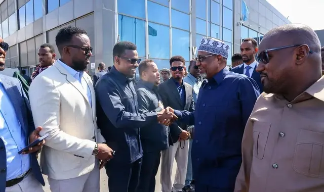 Wafdi uu hoggaaminayo Aadan Madoobe oo maanta soo gaaray magaalada Muqdisho