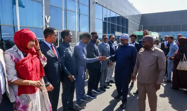 Wafdi uu hoggaaminayo Aadan Madoobe oo maanta soo gaaray magaalada Muqdisho