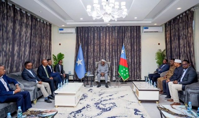 Sheekh Aadan Madoobe oo kusoo dhaweeyay Baydhabo wafdi uu hoggaaminayo guddoomiyaha SoDMA