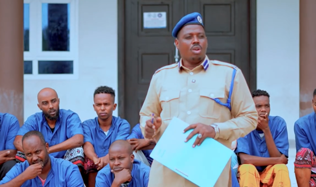 Taliska booliska Soomaaliyeed oo soo bandhigay dhalinyaro caan ah oo lagu eedeeyay faafinta falal dhaqan xumo