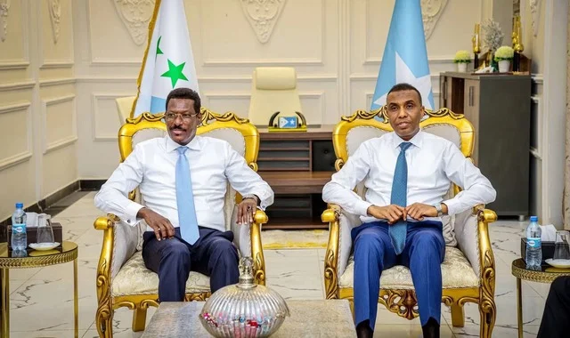 Ra'iisul wasaaraha xukuumadda federaalka Soomaaliya Xamse Cabdi Barre iyo Madaxweynaha maamulka Galmudug Axmed Cabdi Kaariye (Qoor-Qoor)
