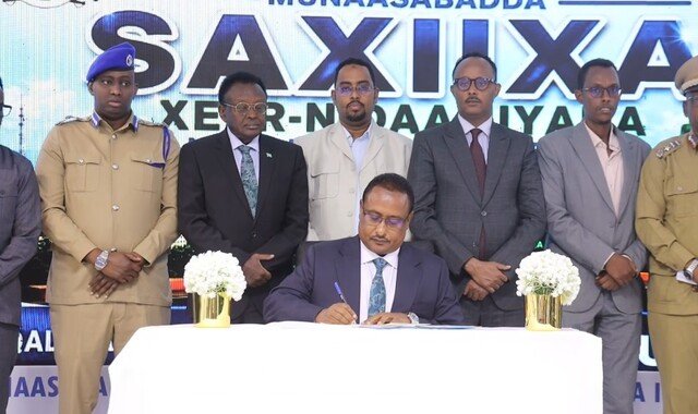 Guddoomiyaha gobolka Banaadir oo saxiixay xeer lagu ilaalinayo nadaafadda iyo deegaanka Muqdisho
