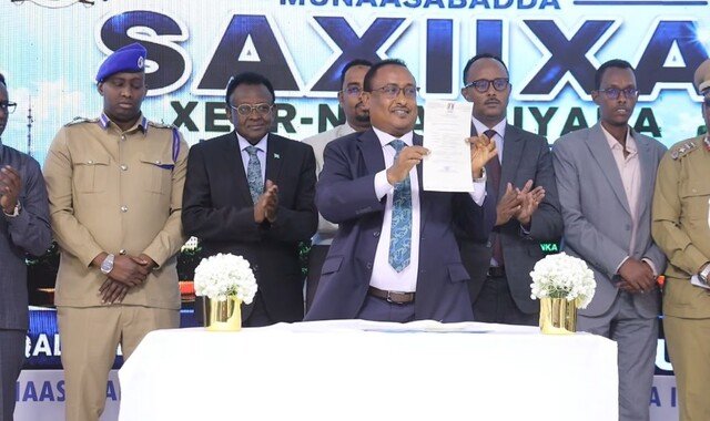 Guddoomiyaha gobolka Banaadir oo saxiixay xeer lagu ilaalinayo nadaafadda iyo deegaanka Muqdisho