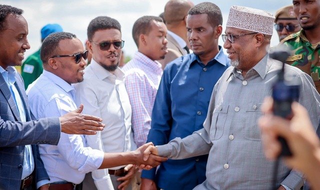 Wafdi uu hoggaaminayo Sheekh Aadan Madoobe oo maanta dib ugu laabtay magaalada Baydhabo