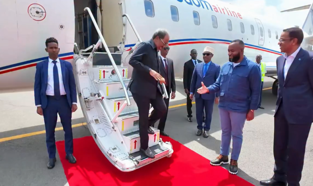 Wafdi uu hoggaaminayo madaxweyne Xasan Sheekh oo gaaray magaalada Nairobi ee dalka Kenya