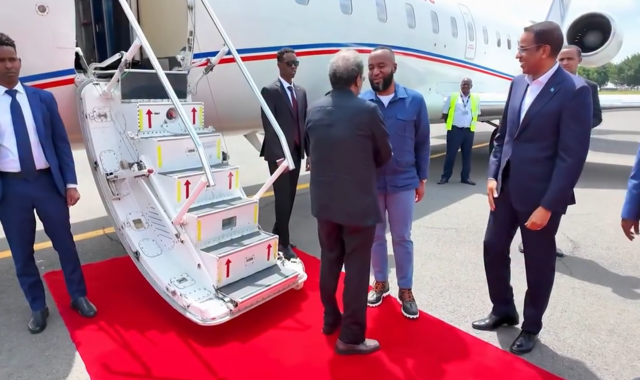 Wafdi uu hoggaaminayo madaxweyne Xasan Sheekh oo gaaray magaalada Nairobi ee dalka Kenya