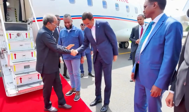 Wafdi uu hoggaaminayo madaxweyne Xasan Sheekh oo gaaray magaalada Nairobi ee dalka Kenya