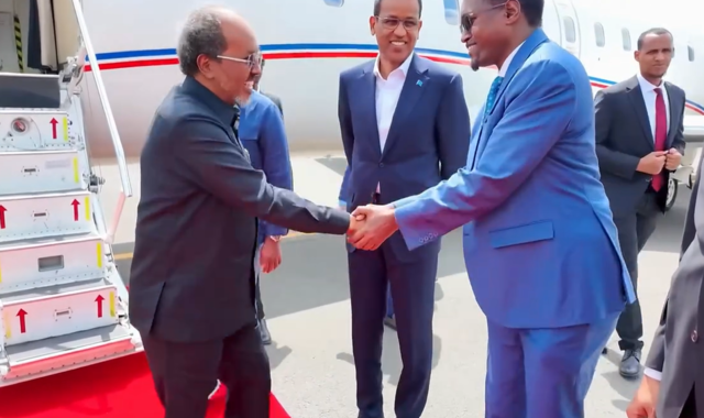 Wafdi uu hoggaaminayo madaxweyne Xasan Sheekh oo gaaray magaalada Nairobi ee dalka Kenya