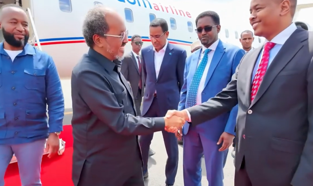 Wafdi uu hoggaaminayo madaxweyne Xasan Sheekh oo gaaray magaalada Nairobi ee dalka Kenya