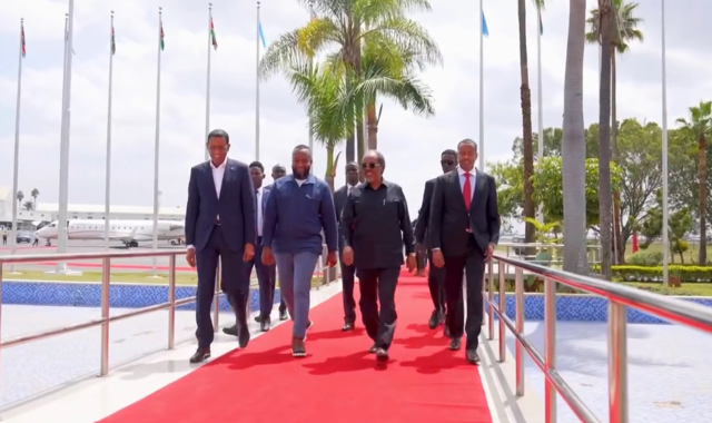 Wafdi uu hoggaaminayo madaxweyne Xasan Sheekh oo gaaray magaalada Nairobi ee dalka Kenya