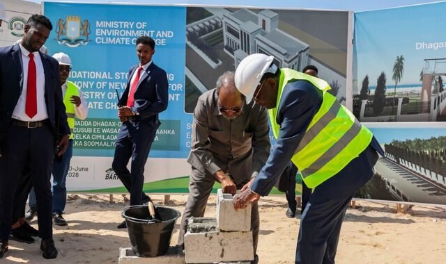 Madaxweyne Xasan Sheekh Maxamuud oo dhagax-dhigay xarunta cusub ee wasaaradda deegaanka iyo isbeddelka cimilada