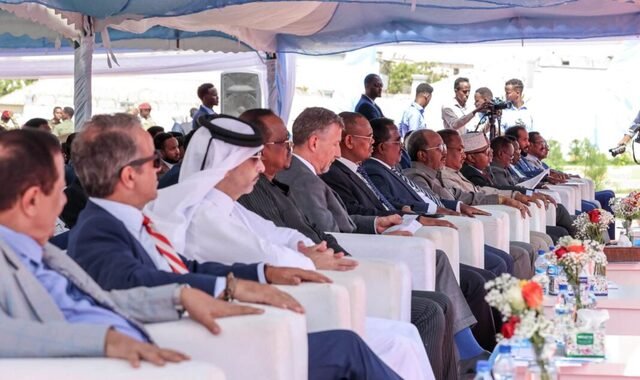 Madaxweyne Xasan Sheekh Maxamuud oo dhagax-dhigay xarunta cusub ee wasaaradda deegaanka iyo isbeddelka cimilada