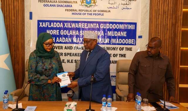 Sheekh Aadan Madoobe oo si rasmi ah isaga wareejiyay xilka guddoomiyaha golaha shacabka