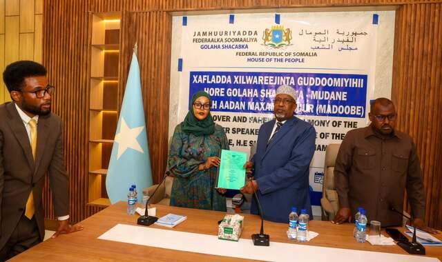 Sheekh Aadan Madoobe oo si rasmi ah isaga wareejiyay xilka guddoomiyaha golaha shacabka