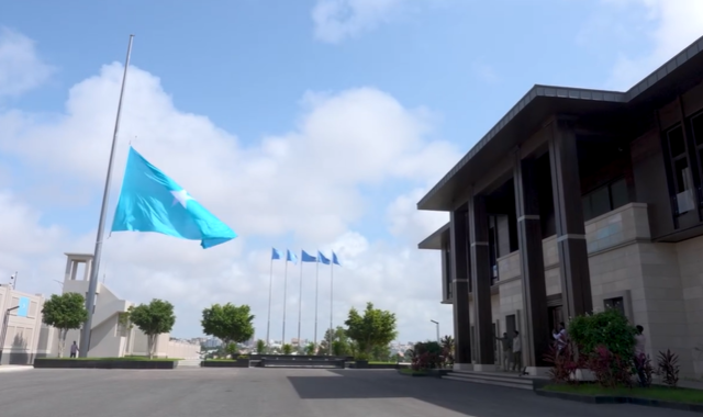 Madaxweyne Xasan Sheekh oo amar ku bixiyay in calanka Soomaaliya hoos loo dhigo muddo saddex maalmood