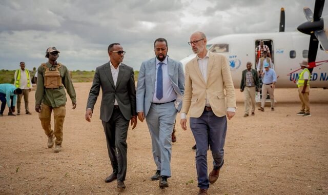 Guddoomiyaha SoDMA oo booqday degmada Buurhakaba, kana warbixiyay baahiyaha ka jira
