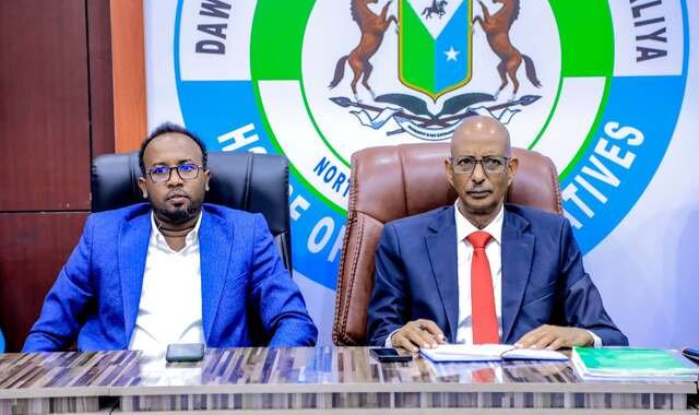 Guddoomiyaha Golaha Wakiillada maamulka Waqooyi Barri Soomaaliya Dr. Aadan Cabdullaahi Aw-Xasan iyo Guddoomiye ku-xigeenka 2-aad Cabdirisaaq Jaamac Warsame
