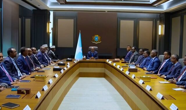 Madaxweynaha Soomaaliya Xasan Sheekh Maxamuud iyo Siyaasiyiinta mucaaradka oo kulan yeelanaya