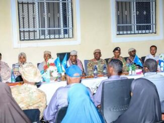 Wasiirka gaashaandhigga iyo Taliyaha ciidanka xoogga oo kulan la qaatay shacabka Ceeldheer