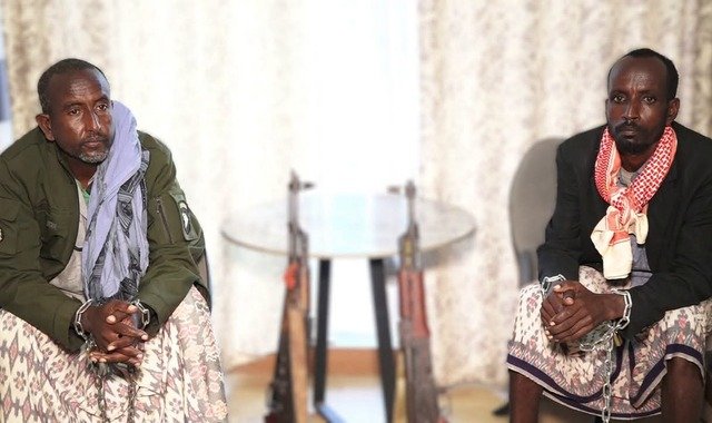 Labo nin oo laga soo qabtay deegaano ka tirsan gobolka Galgaduud oo maanta la keenay Muqdisho