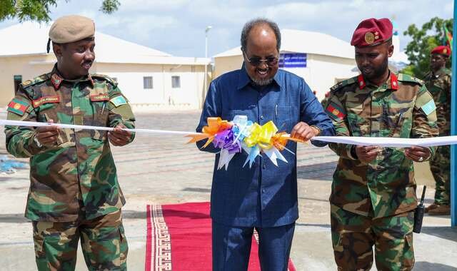 Madaxweyne Xasan Sheekh oo xariga ka jaray xarunta taliska guutada 77 ee ciidanka xoogga dalka