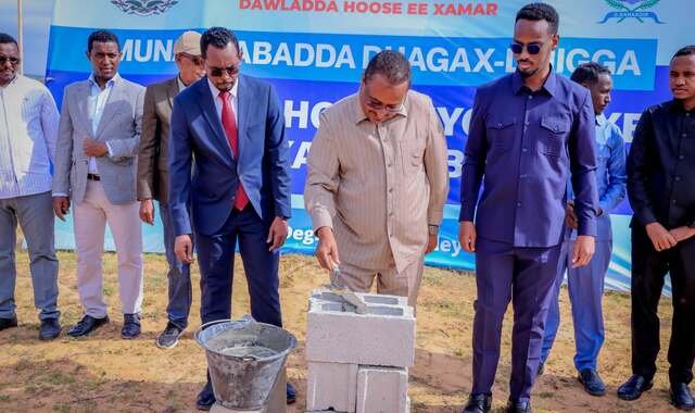 Guddoomiye Muungaab oo dhagax-dhigay dugsi cusub oo laga hirgelinayo degmada Gubadley