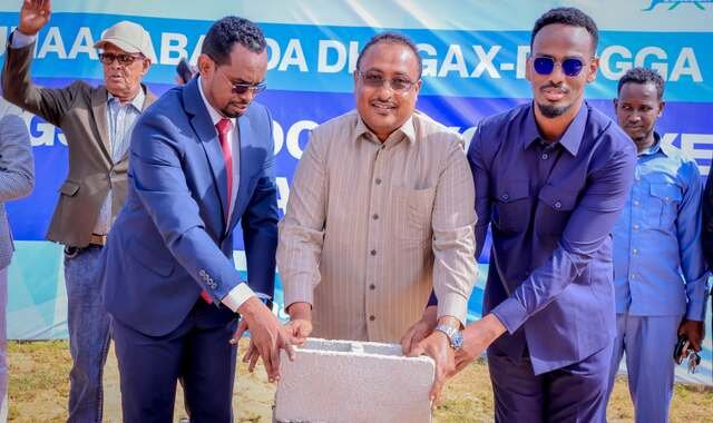 Guddoomiye Muungaab oo dhagax-dhigay dugsi cusub oo laga hirgelinayo degmada Gubadley