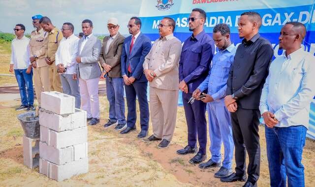 Guddoomiye Muungaab oo dhagax-dhigay dugsi cusub oo laga hirgelinayo degmada Gubadley