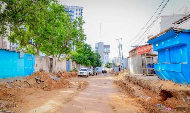 Guddoomiyaha gobolka Banaadir oo maanta dhagax-dhigay mashruuca dhismaha afar waddo oo laami ah