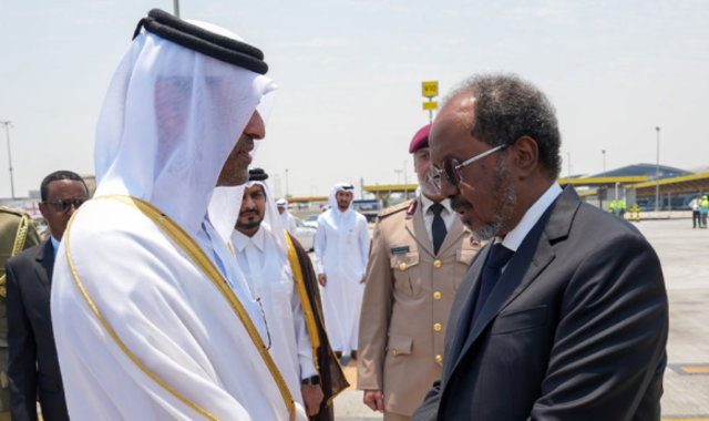 Wafdi uu hoggaaminayo madaxweyne Xasan Sheekh oo gaaray magaalada Doha ee dalka Qatar