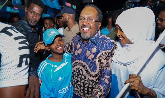 Madaxweyne Xasan Sheekh oo habeenkii xalay shacabka Muqdisho kala qeyb-galay dabaal-degga 1-da Luulyo