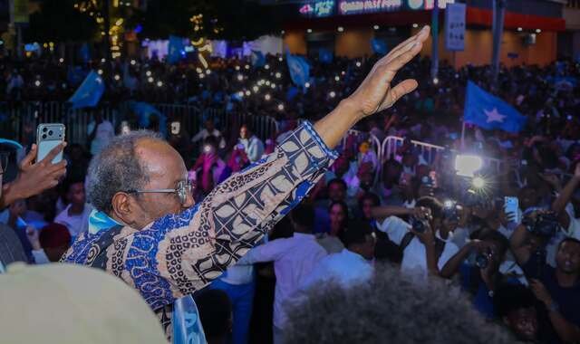 Madaxweyne Xasan Sheekh oo habeenkii xalay shacabka Muqdisho kala qeyb-galay dabaal-degga 1-da Luulyo