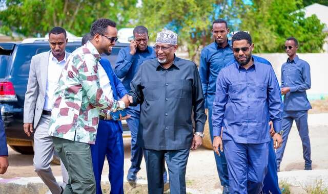 Sheekh Aadan Madoobe oo dhagax dhigay masjid laga hirgelinayo madaxtooyada Baydhabo