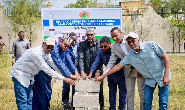 Sheekh Aadan Madoobe oo dhagax dhigay masjid laga hirgelinayo madaxtooyada Baydhabo