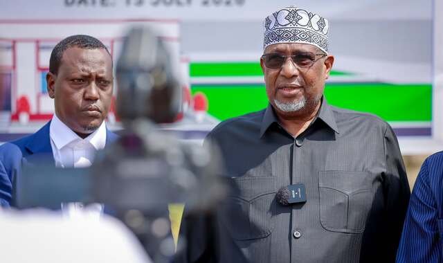 Sheekh Aadan Madoobe oo dhagax dhigay masjid laga hirgelinayo madaxtooyada Baydhabo